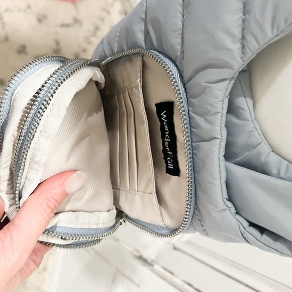 Wander HydroBag in Light Gray - Picture 5 of 9